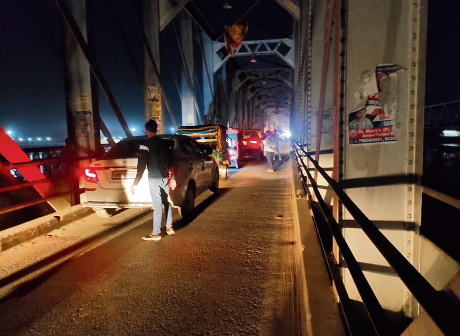 लगातार चाैथे दिन जाम की समस्या झेल रहे लोग, हाजीपुर-सोनपुर गंडक पुल पर लोगों को जाम से नहीं मिल रही राहत