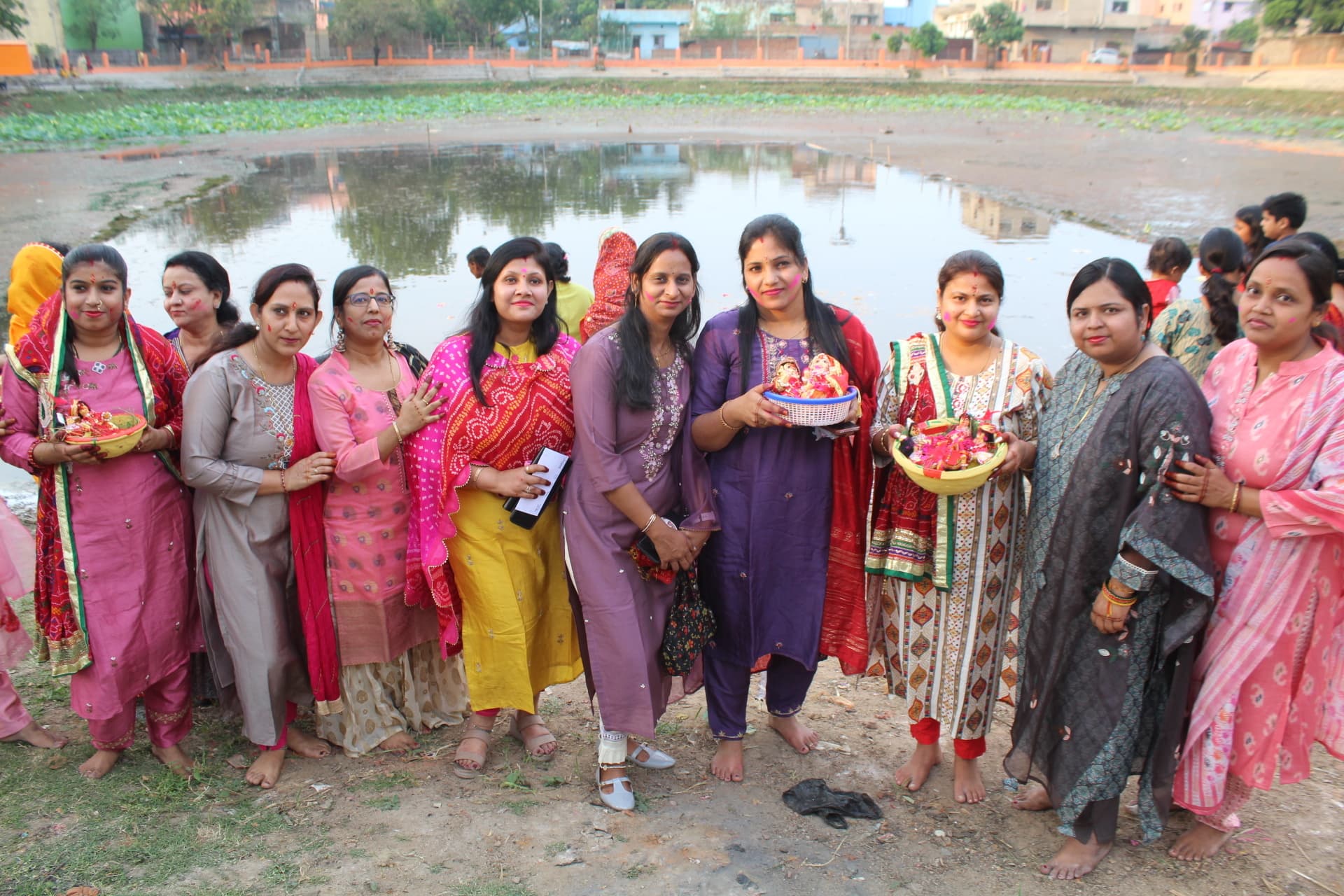 गणगौर देवी की प्रतिमा के विसर्जन में महिलाओं ने खेली होली