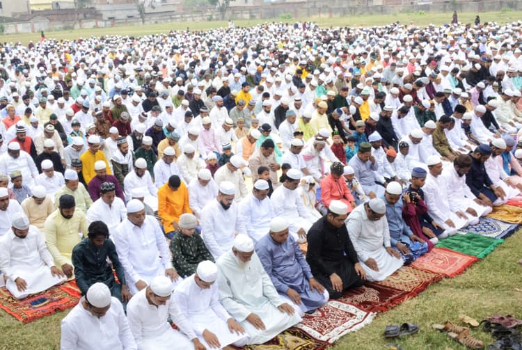 रिश्तों में घुली सेवइयों की मिठास, सबने मिलकर मनायी खुशियां, गले लगकर कहा-ईद मुबारक