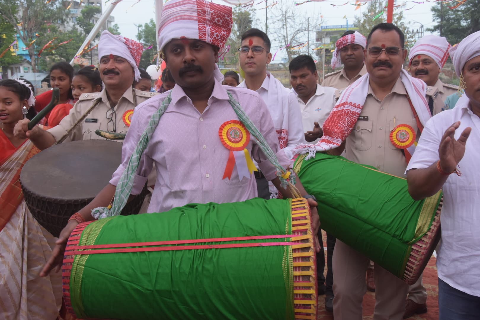 सरहुल पर हुई मां सरना की पूजा, मांदर की थाप पर थिरके कदम