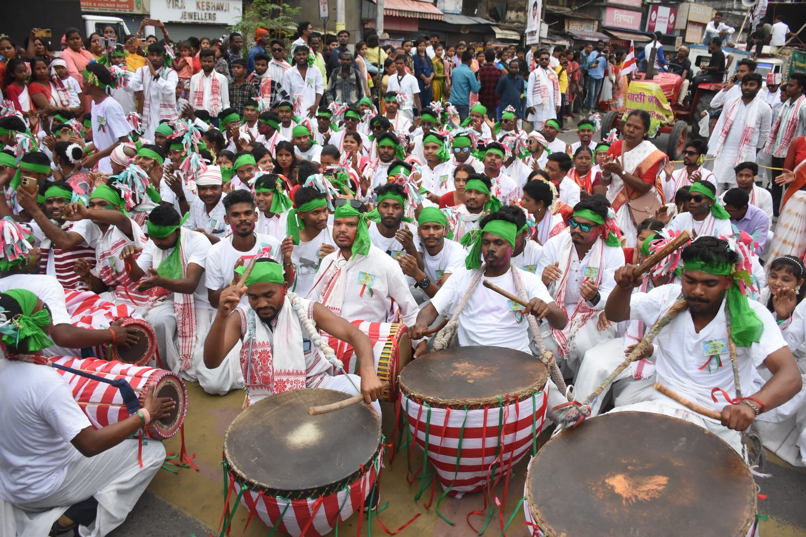 सरहुल की शोभायात्रा पर थिरके प्रकति के उपासक