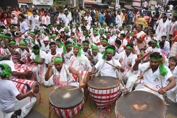 सरहुल की शोभायात्रा पर थिरके प्रकति के उपासक