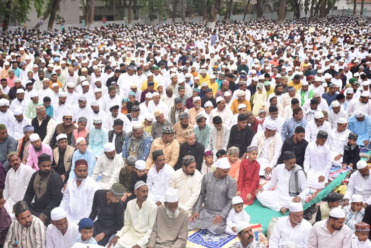 ईदगाह और मस्जिदों में अदा की गयी ईद की नमाज