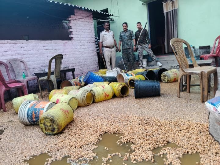 नगर पुलिस ने की छापेमारी, 120 लीटर महुआ शराब जब्त