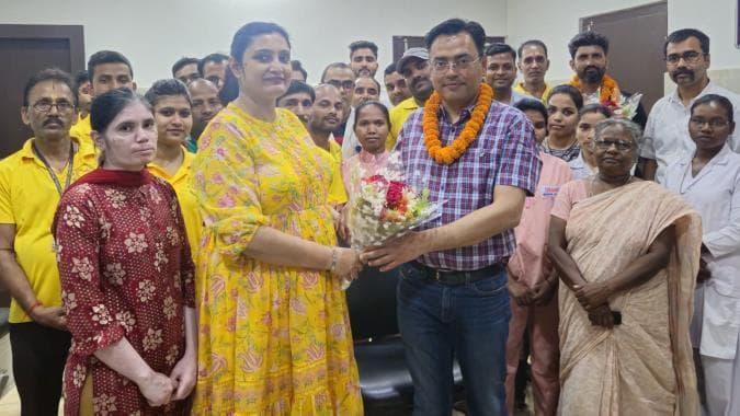 एवरेस्ट बेस कैंप तक चढ़ाई कर लौट डॉ अविनाश का किया स्वागत