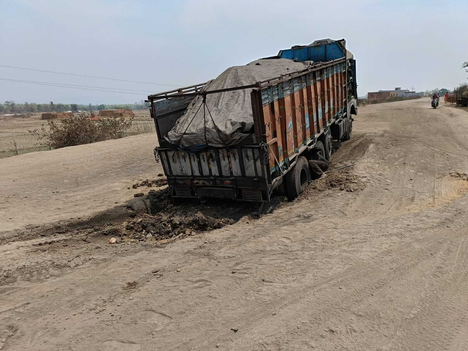 सड़क में 24 घंटे से फंसा है ट्रक