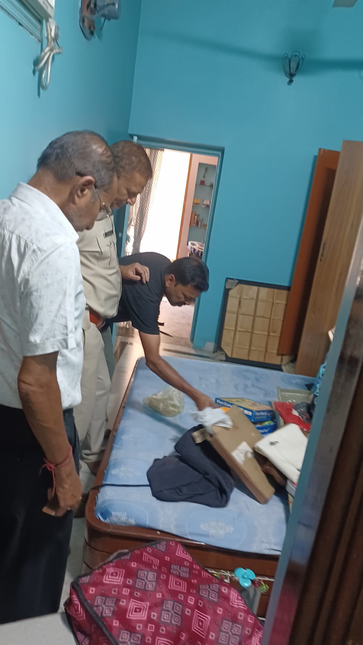 - चिरकुंडा में व्यवसायी के घर हजारों की चोरी