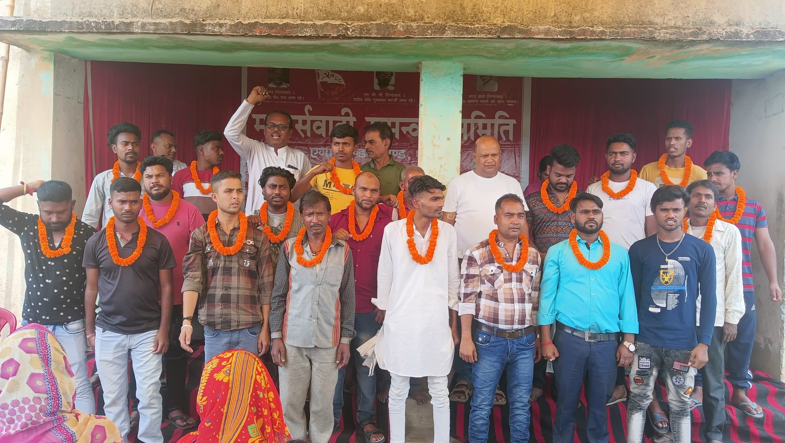 - मुगमा : मासस के मिलन समारोह में दर्जनों युवक शामिल