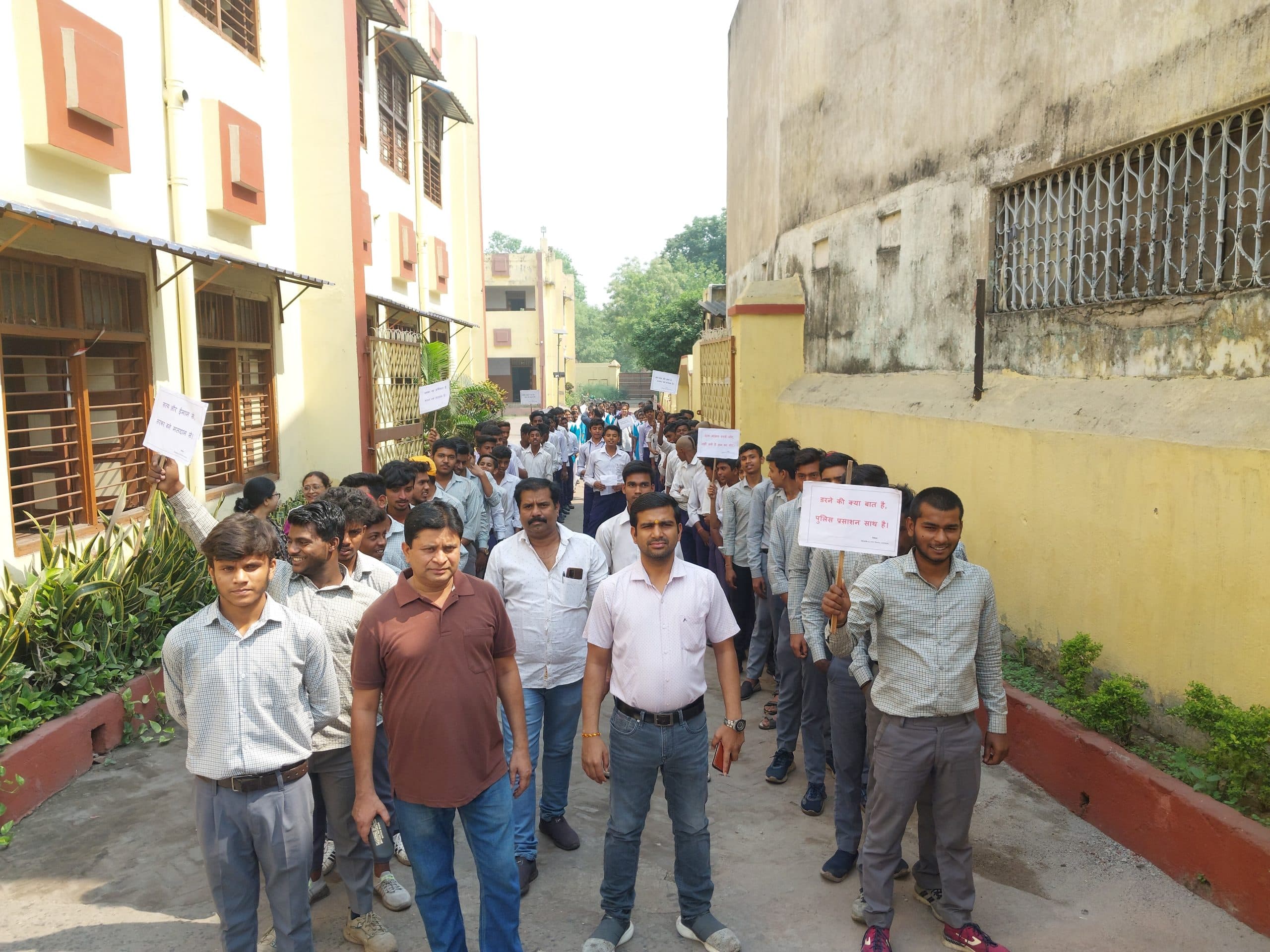 मतदाता पहुंचे बूथ, लोकतंत्र को करें मजबूत