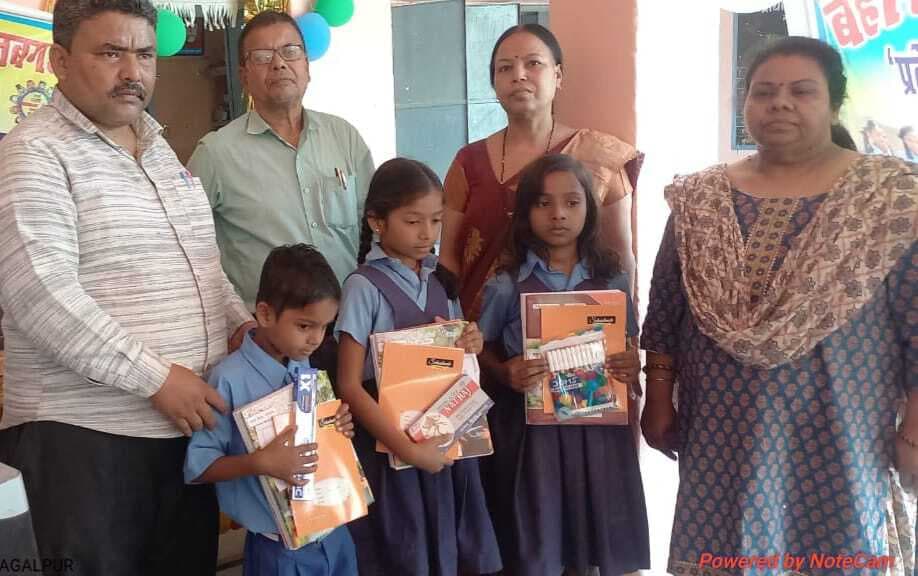 Bhagalpur News : जिले के विभिन्न स्कूलों में पाठ्य पुस्तक वितरित