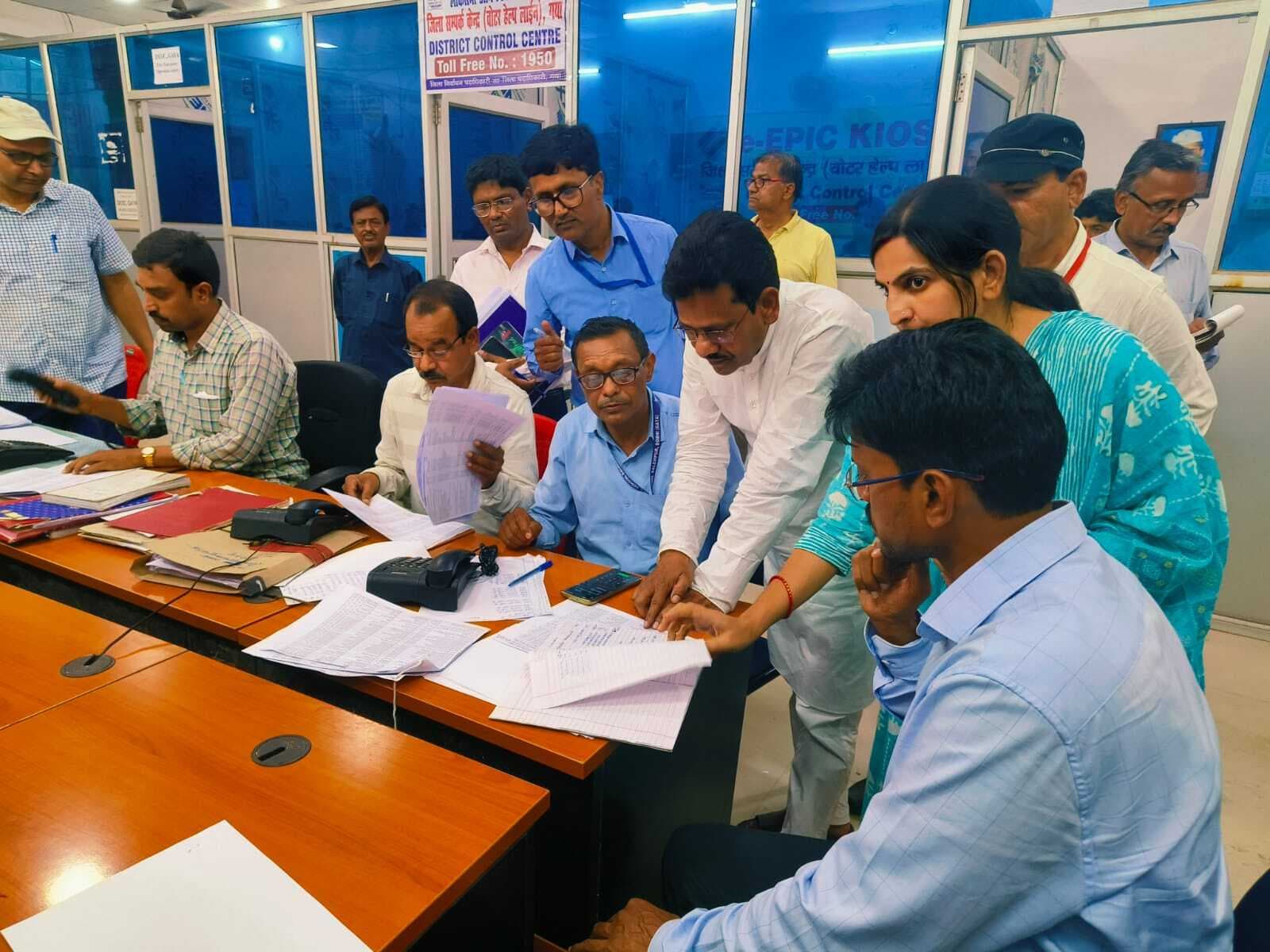 डीएम ने नियंत्रण कक्ष से पीठासीन अधिकारियों को कॉल कर तैयारियों की ली जानकारी