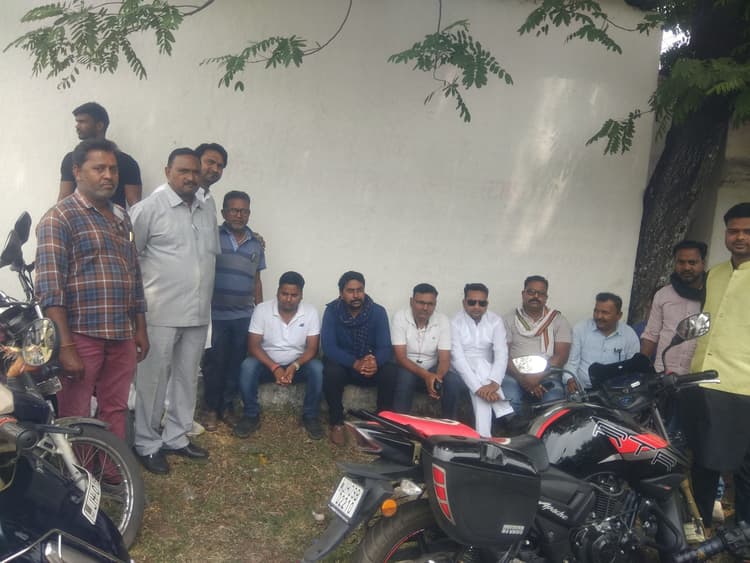 बकाया भाड़ा की मांग को लेकर हाइवा मालिकों ने दिया धरना