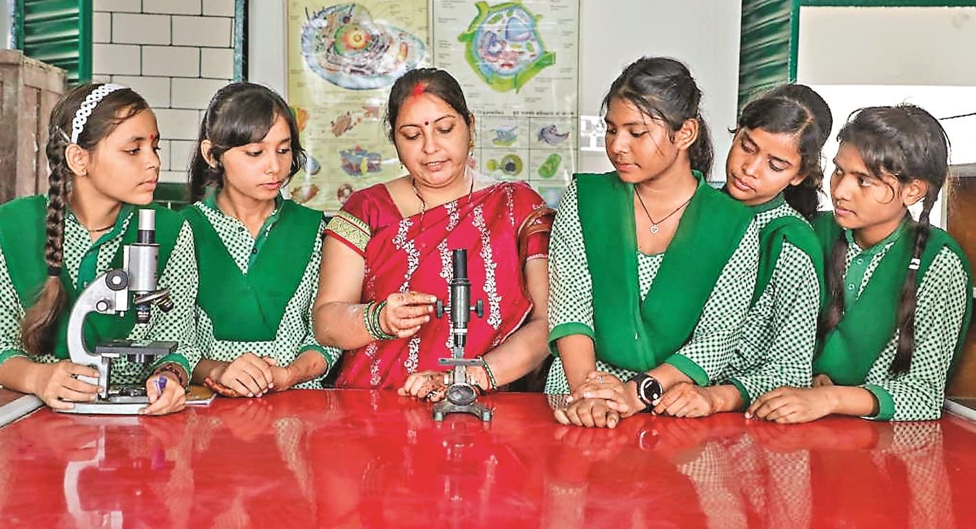 स्कूलों में अत्याधुनिक प्रयोगशाला की स्थापना की