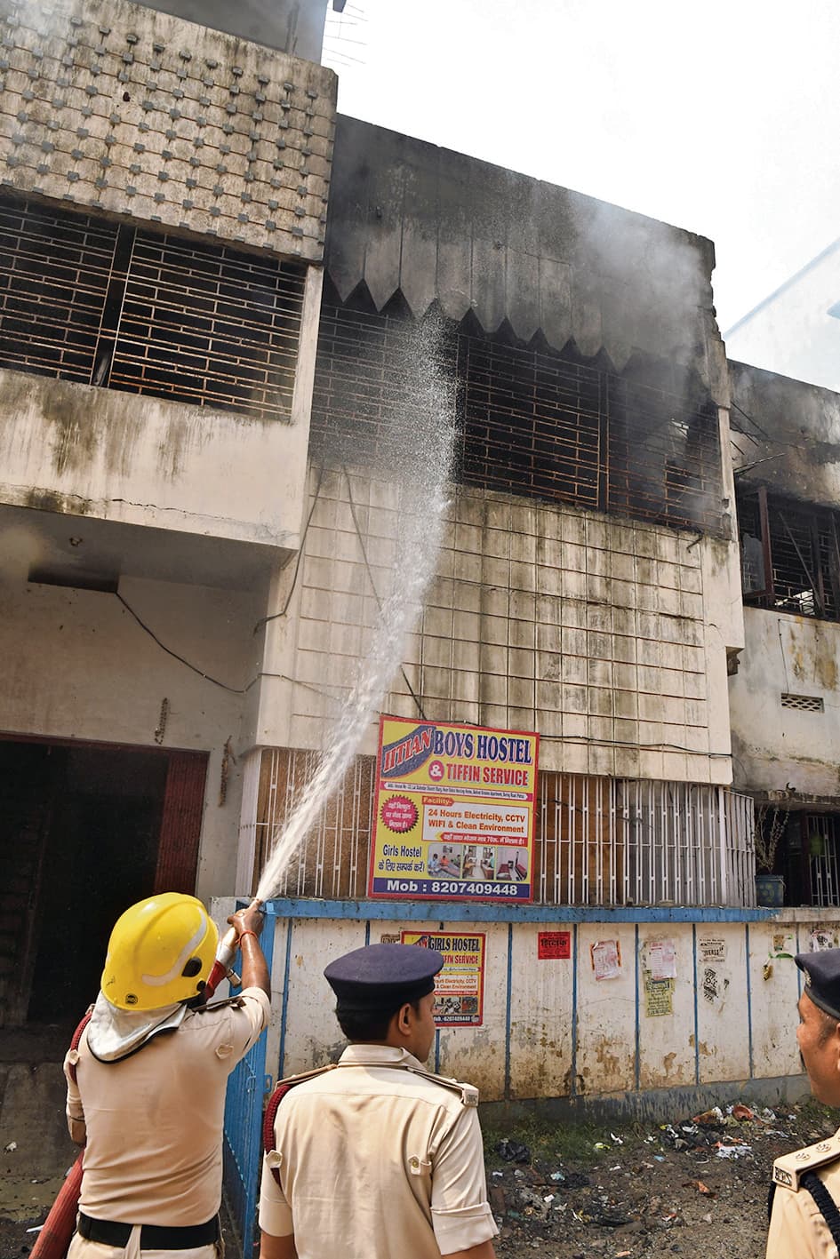 गैस रिसाव से रिटायर्ड इंजीनियर के घर में धमाका, चार कमरों में रखे 15 लाख के सामान जल कर राख