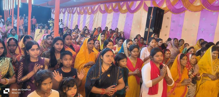 अलारगो के यज्ञ में उमड़ रही भीड़