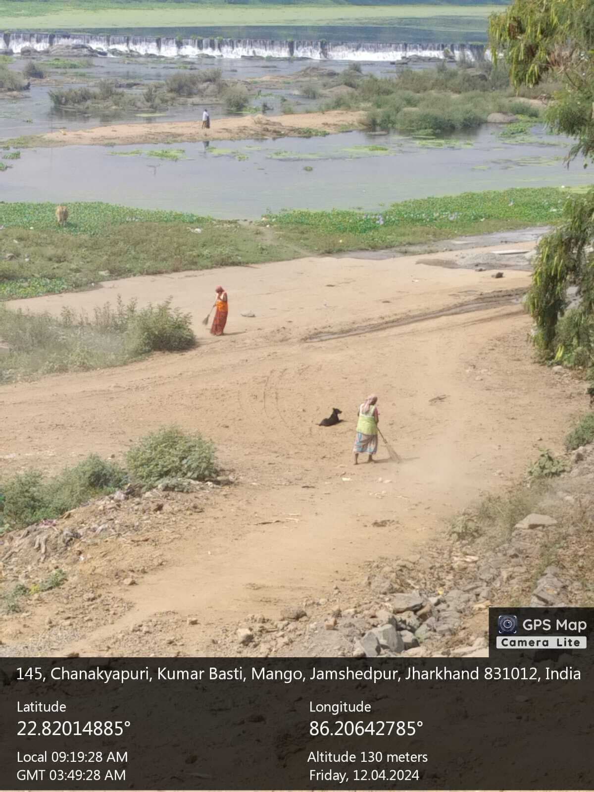 चैत्री छठ : घाट जाने का रास्ता ठीक, लेकिन सुवर्णरेखा नदी है जलकुंभी से ढकी