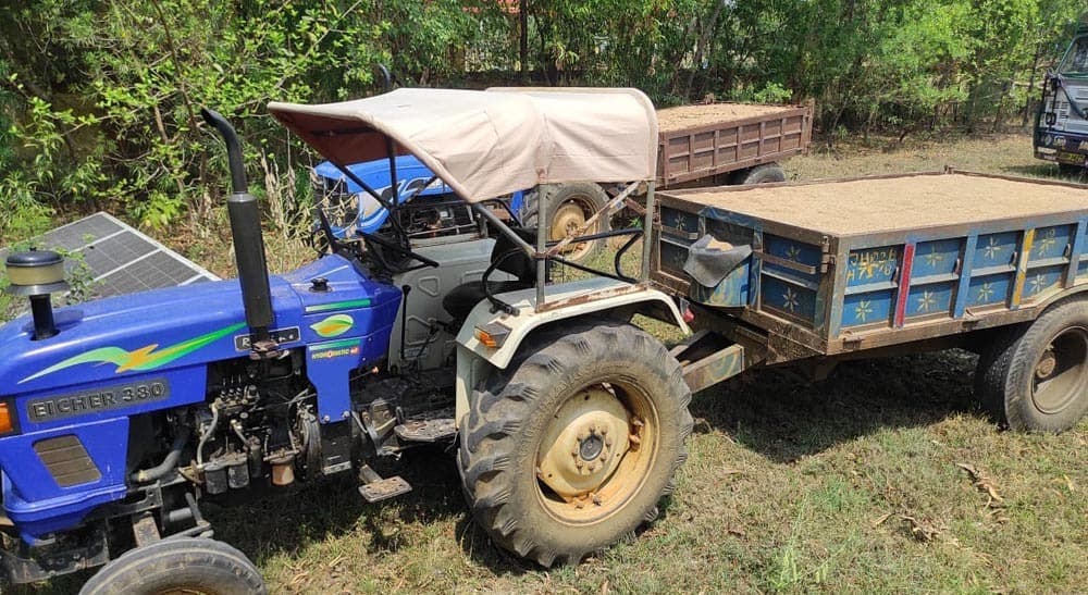 छापामारी में बालू लदे दो ट्रैक्टर जब्त