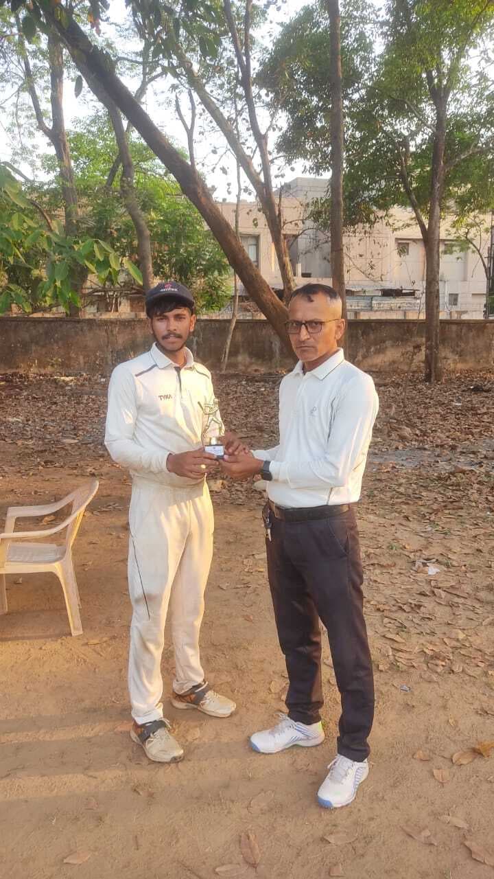 विशाल प्रसाद का नाबाद शतक बेकार, लोयोला ब्लूज जीता