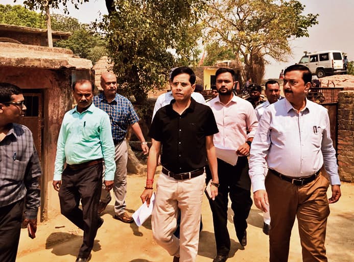 चुनाव के दिन हीट वेव की संभावना को देख बूथों पर छांव का कराएं इंतजाम : डीएम