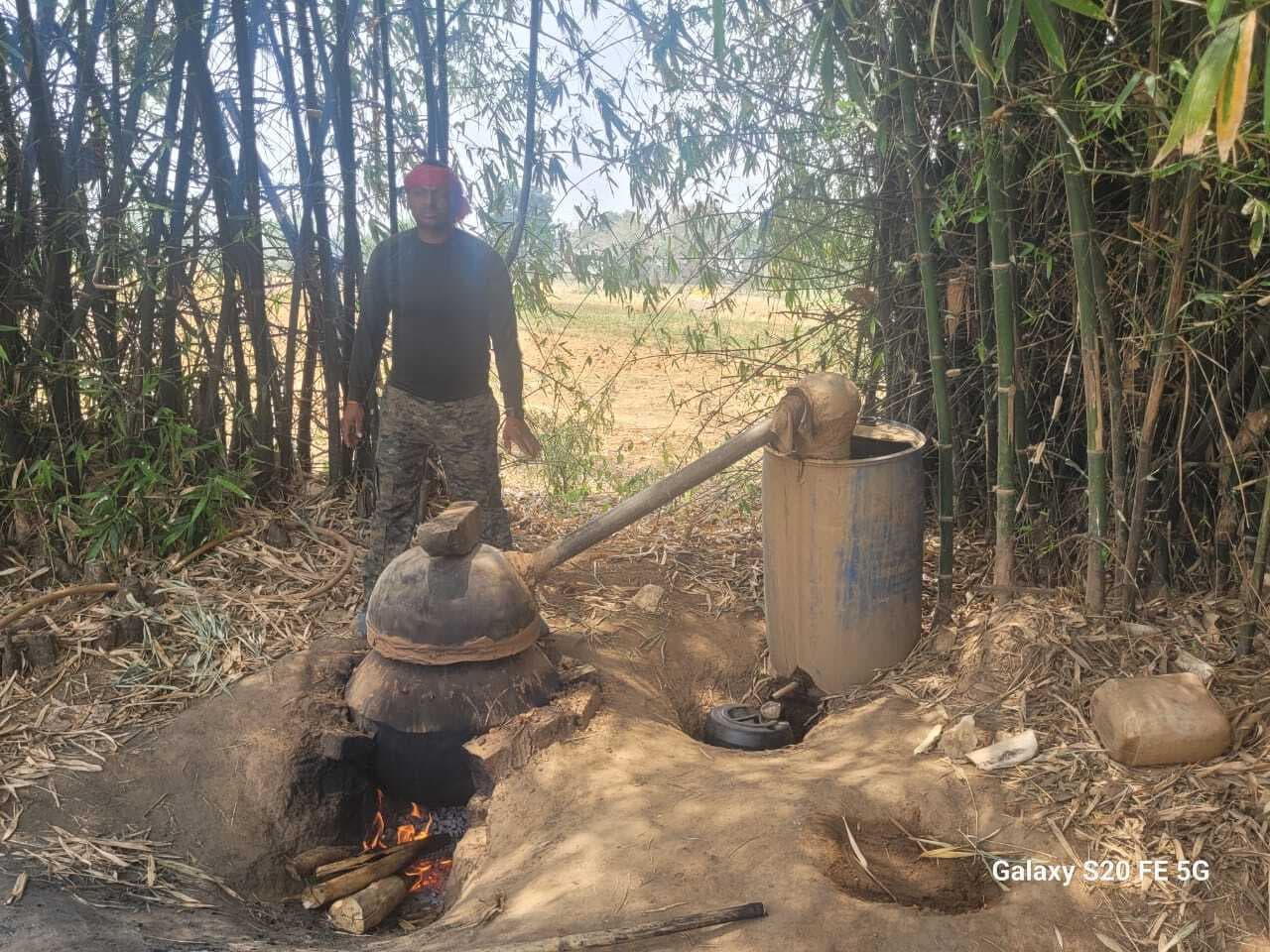 100 लीटर देसी शराब जब्त्, : पांच पर प्राथमिकी ::::::हेडिंग