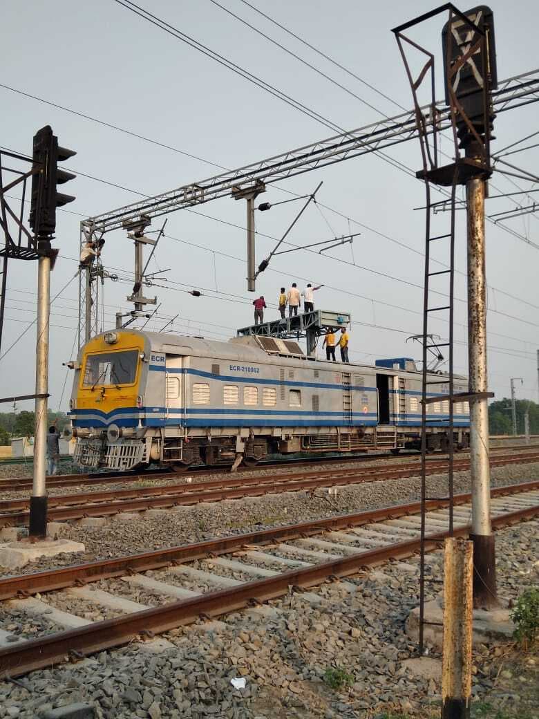 नरकटियागंज-मुजफ्फरपुर रेलखंड के चनपटिया-साठी के बीच रेल ओवरहेड वायर चोरों ने काटा