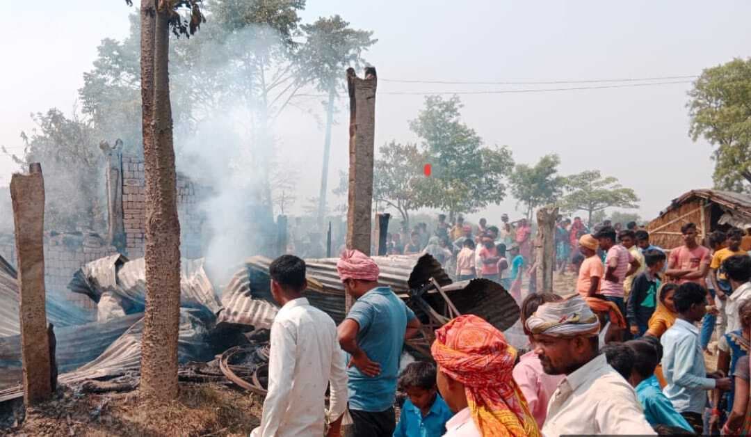 अचानक आग लगने से एक घर जलकर राख
