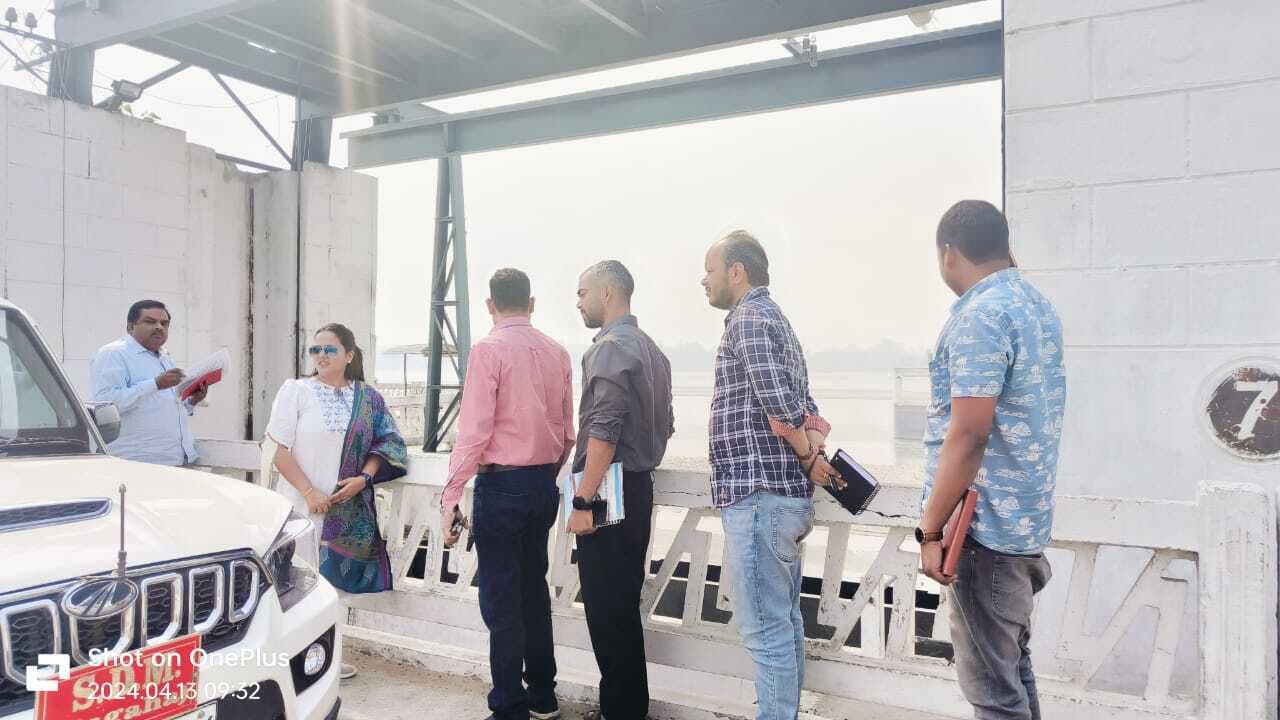 बाढ़ पूर्व तैयारी को लेकर अनुमंडल पदाधिकारी ने गंडक बराज का किया निरीक्षण