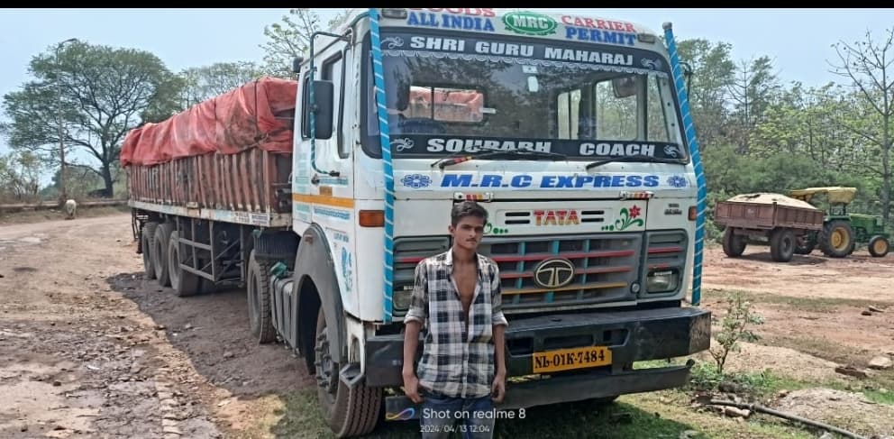 तेज गति से भाग रहा ट्रेलर धराया