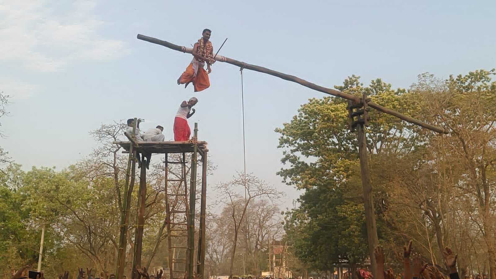 अंगारों पर चले शिव भक्त