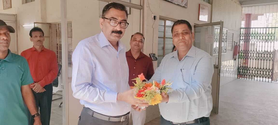 विद्यार्थी अपने माता-पिता के चरण स्पर्श करके स्कूल आयें