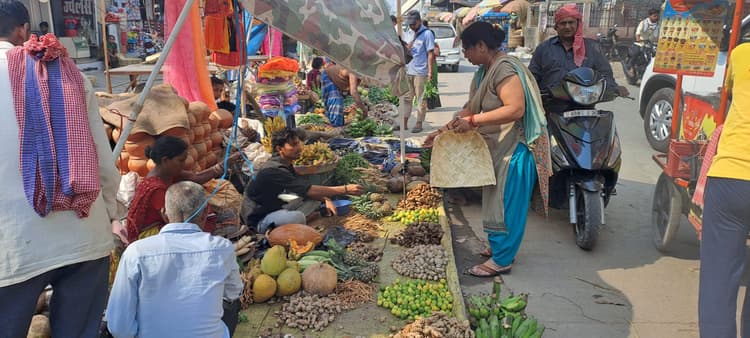 अस्ताचलगामी सूर्य को अर्घ आज, व्रतियों ने रखा खरना का व्रत
