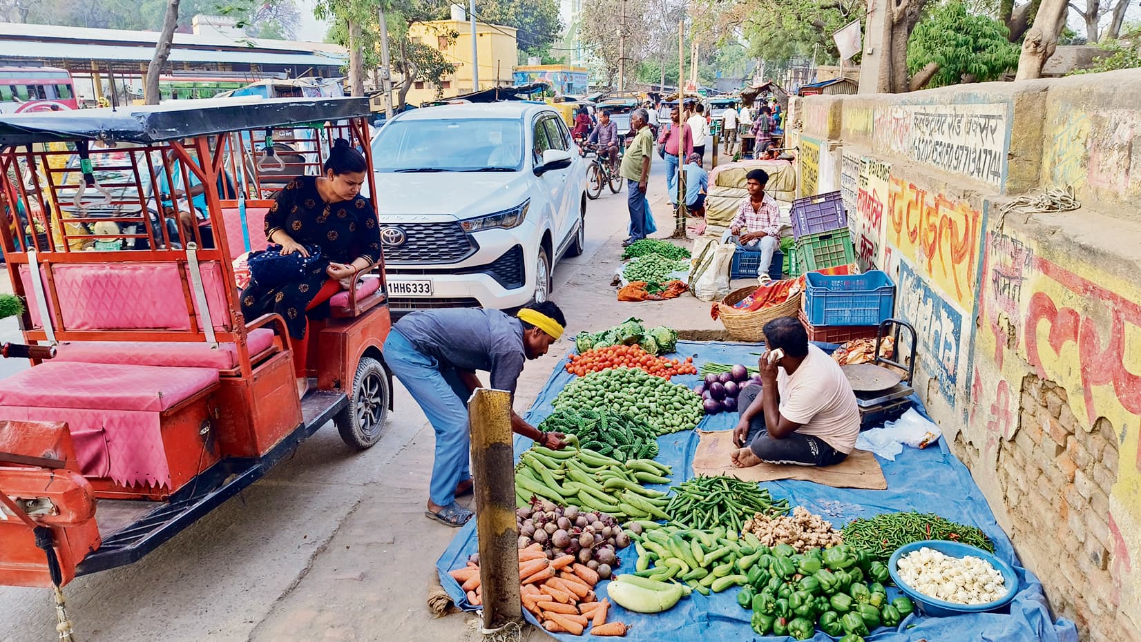 अधिकारियों के आदेशों की उड़ रही है धज्जियां, सत्यदेव गंज एवं किला मैदान के पास सज रही है सब्जी दुकानें