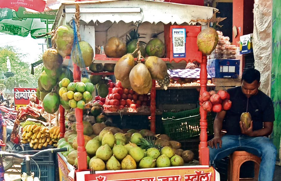 गर्मी का लगातार बढ़ रहा असर, राहत के लिए तैयारियों में जुटे लोग