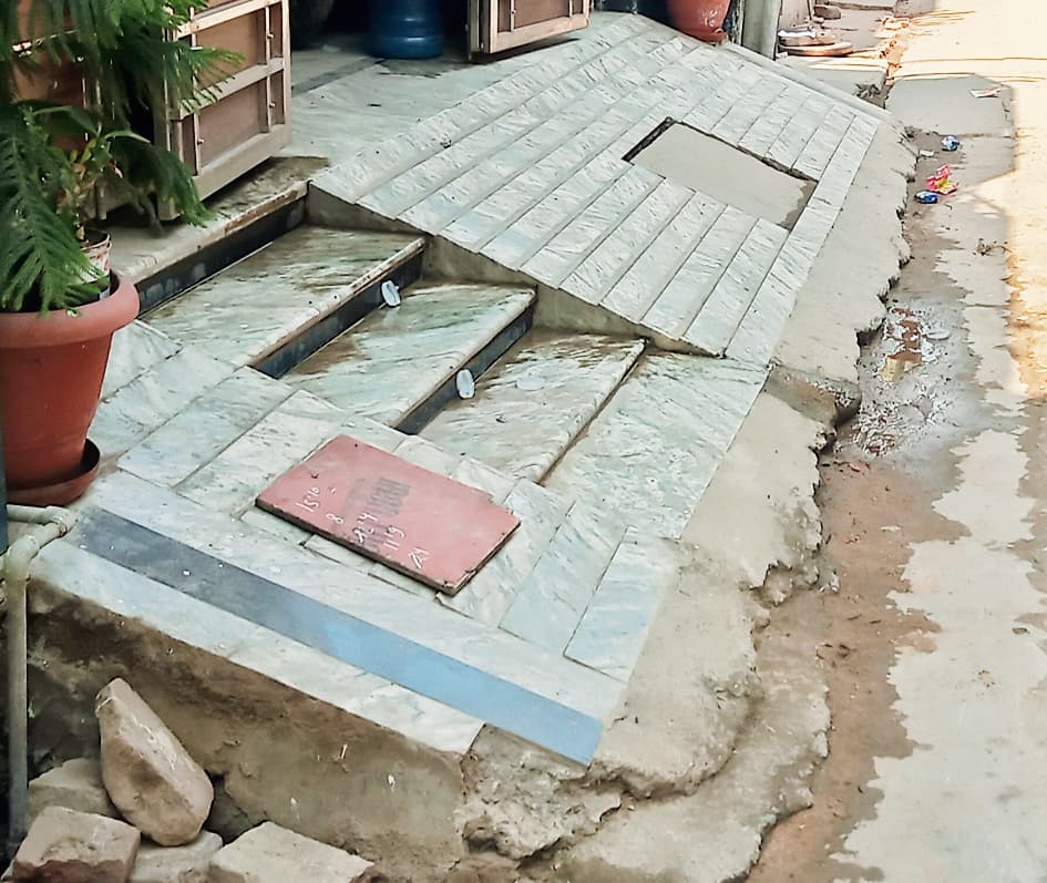 सड़क पर ही बना लीं रैंप व सीढ़ियां पांच से 10 फुट तक किया अतिक्रमण