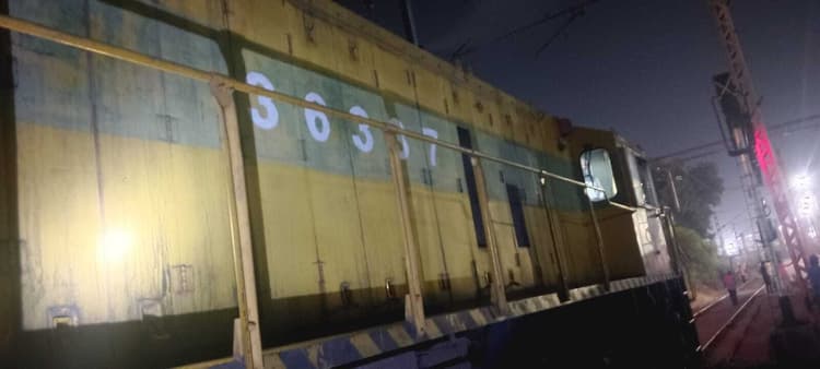 गया जंक्शन पर यार्ड के पास इंजन हुआ बेपटरी