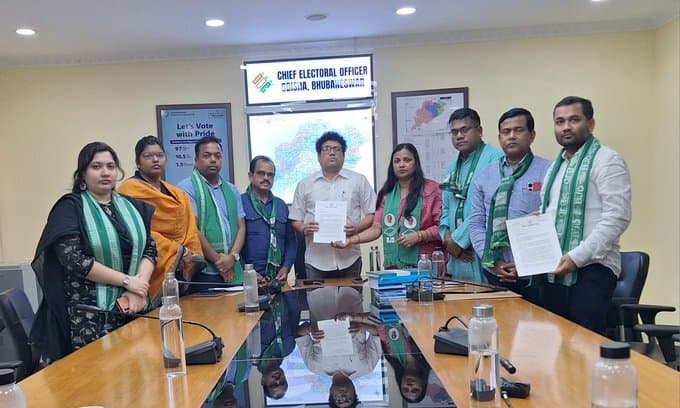 भाजपा के चुनाव चिह्न वाली घड़ियां बांटने को लेकर संबित पात्रा के खिलाफ बीजद ने की शिकायत