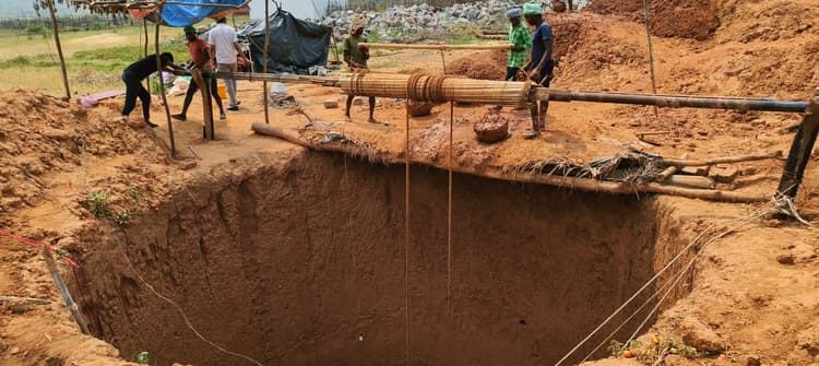 गाय, बैल, बकरी बंधक रखकर कूप निर्माण करा रहे हैं लाभुक