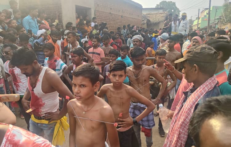 पुंडरू गांव में भोक्ताओं ने दिखाये हैरतअंगेज करतब