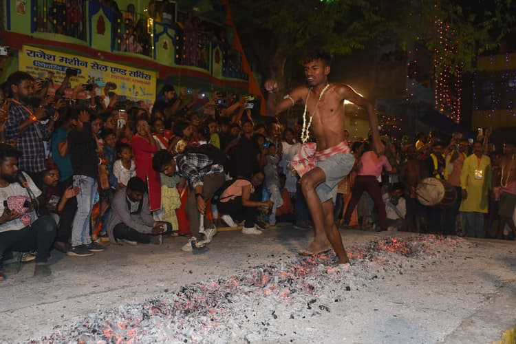 आग की लपटों पर नंगे पैर चले श्रद्धालु