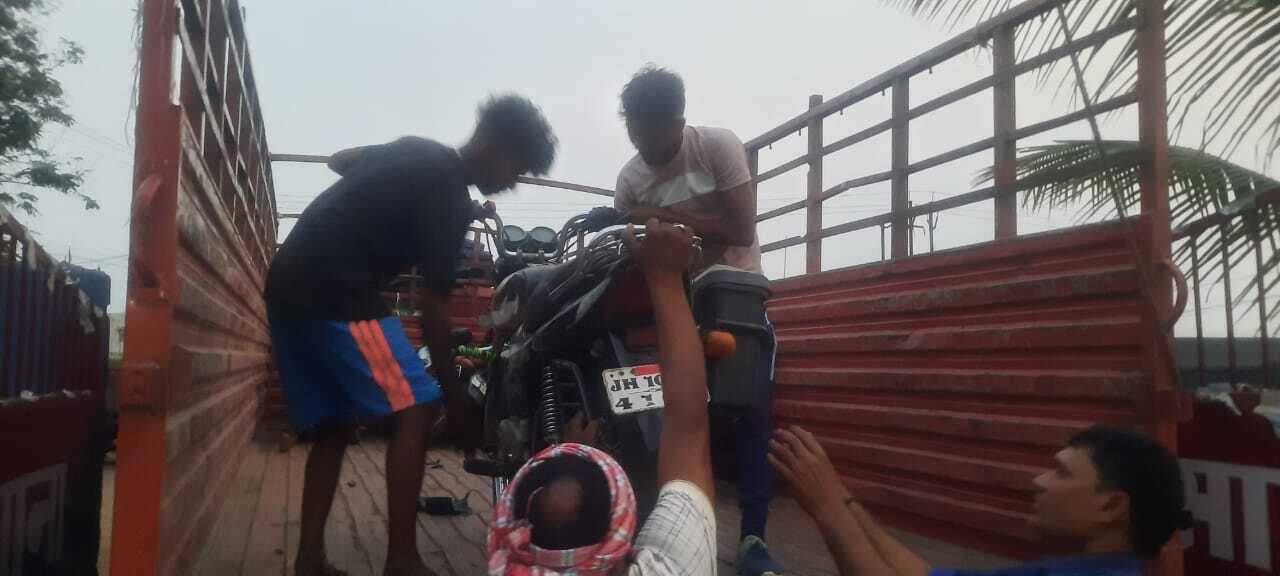 निरसा में घर से नौ बाइक व स्कूटी जब्त, एक हिरासत में