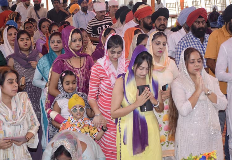 गुरुग्रंथ साहेब के आगे बंदों ने टेका मत्था, खुशहाली-समृद्धि के लिए किया अरदास