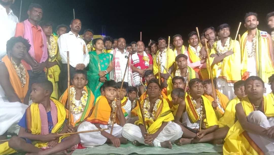 दहकते अंगारे पर चल भक्तों ने दिया आस्था का परिचय