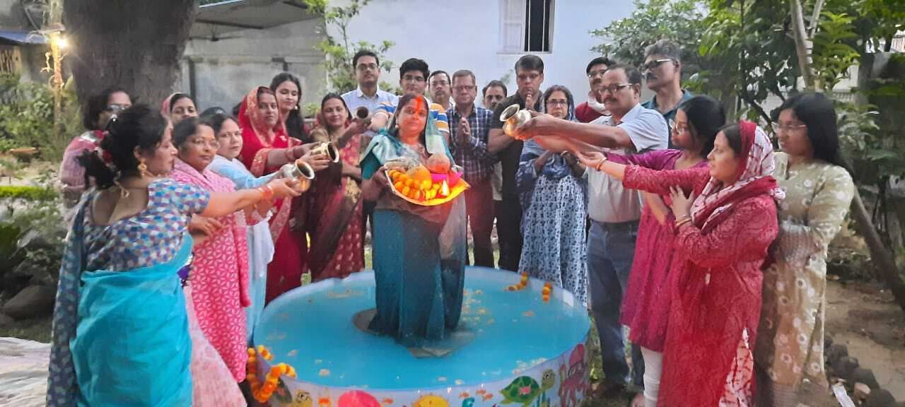 बिष्टुपुर : आंगन में घाट बनाकर छठ व्रती ने दिया अर्घ