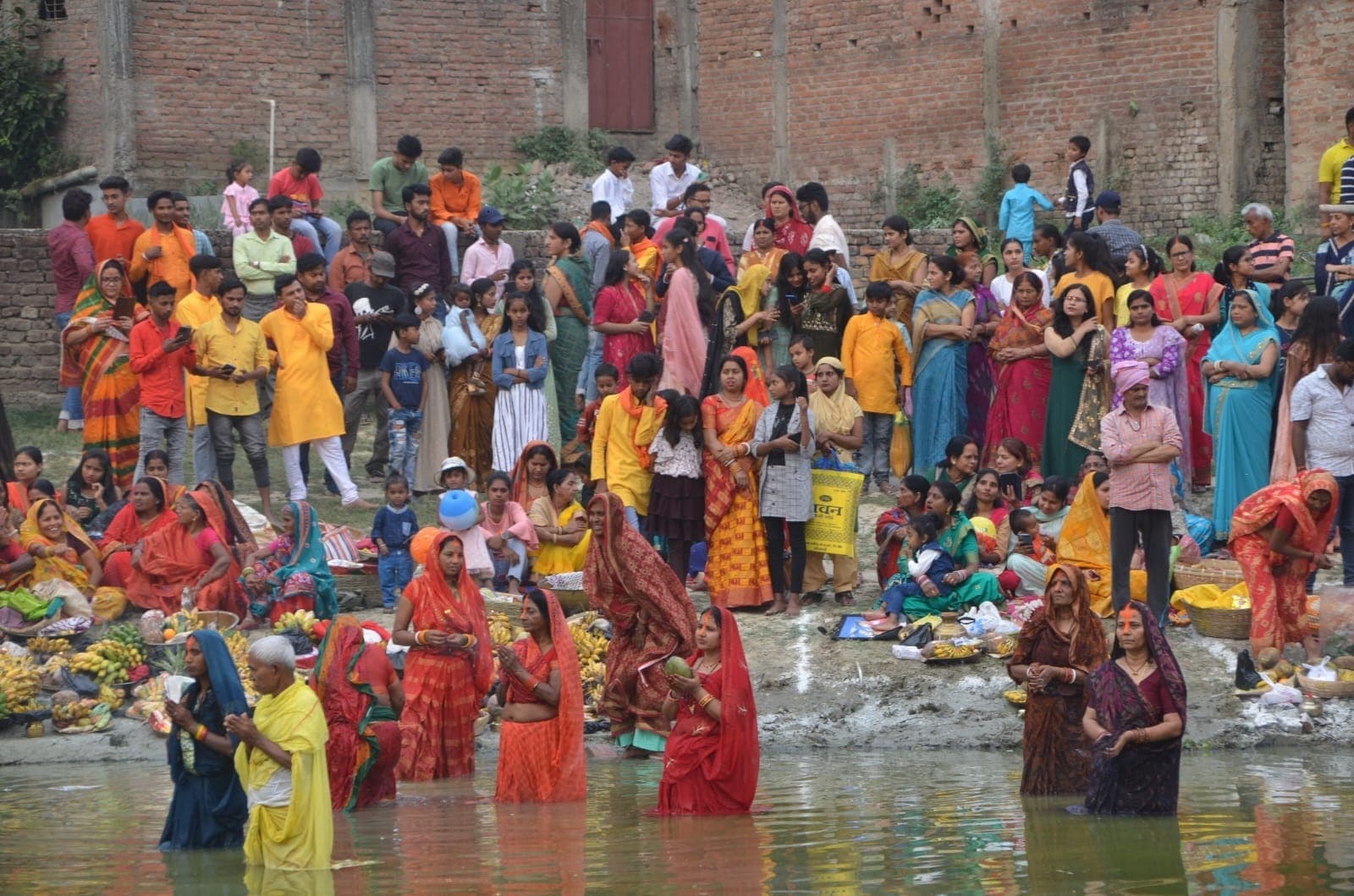 अस्ताचलगामी सूर्य को दिया गया पहला अर्घ्य