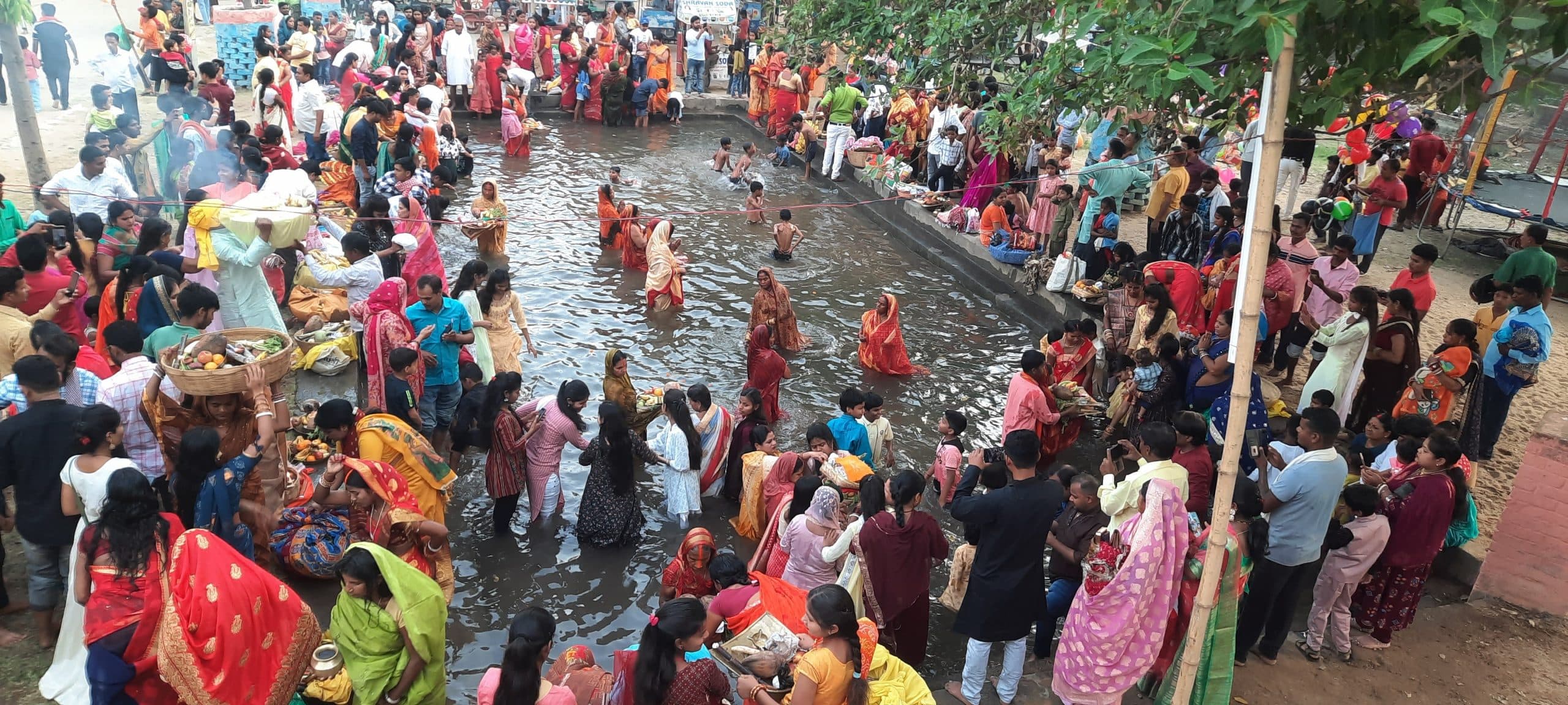 छठव्रतियों ने डूबते सूर्य को दिया अर्घ