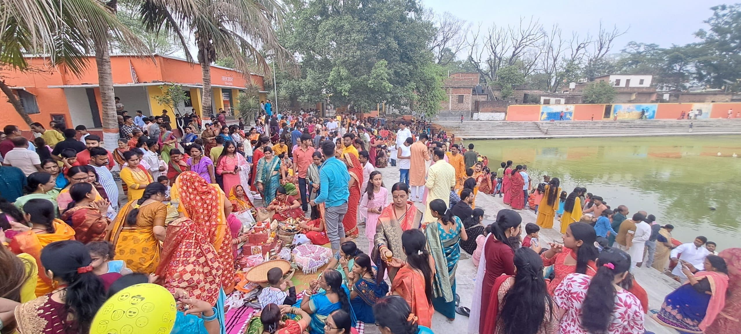 व्रतियाें ने अस्ताचलगामी सूर्य को दिया अर्घ, उदीयमान सूर्य को अर्घ आज