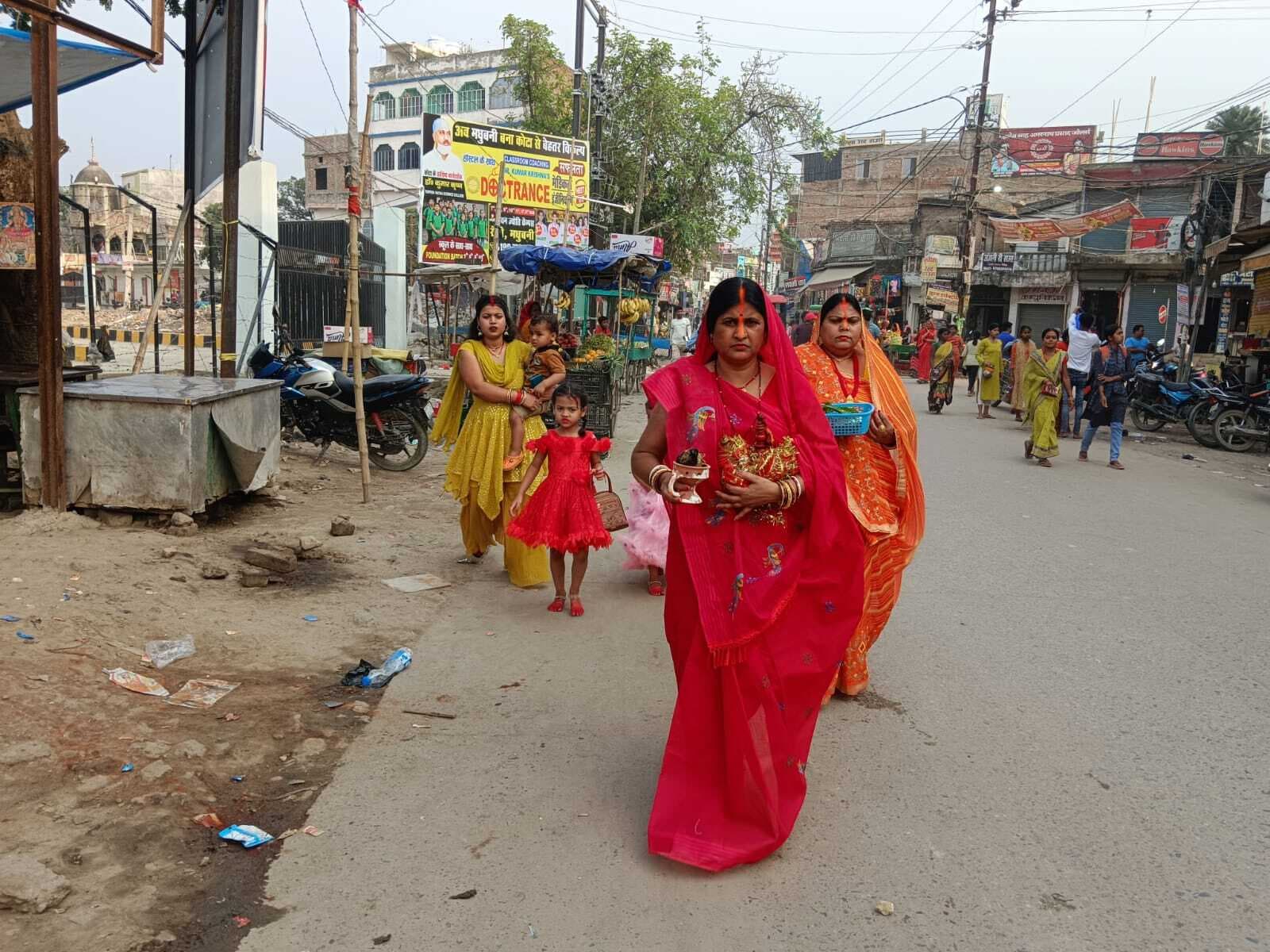 छठ व्रतियों ने अस्ताचलगामी भगवान भास्कर को किया अर्घ अर्पित