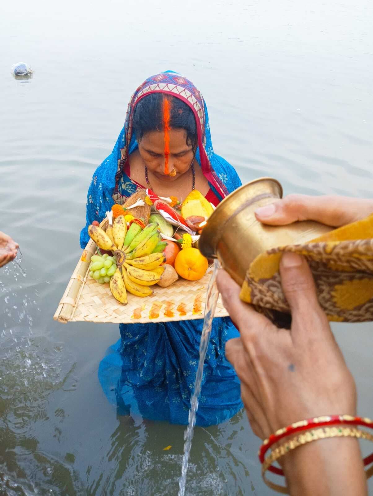 चैती छठ पर व्रतियों ने दिया भगवान भास्कर को अर्घ्य