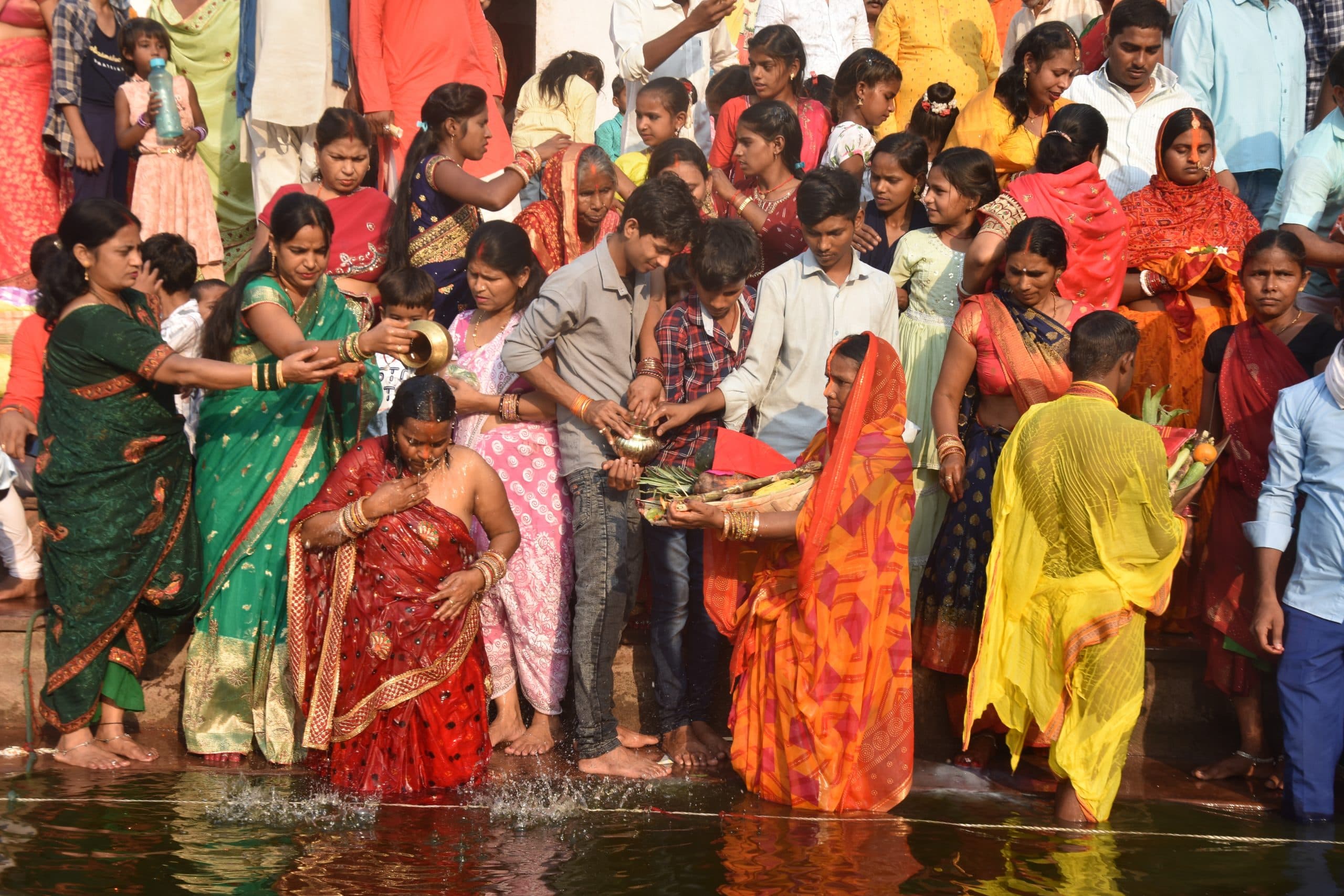 पारंपरिक छठ गीतों से गुंजायमान रहे गया के घाट