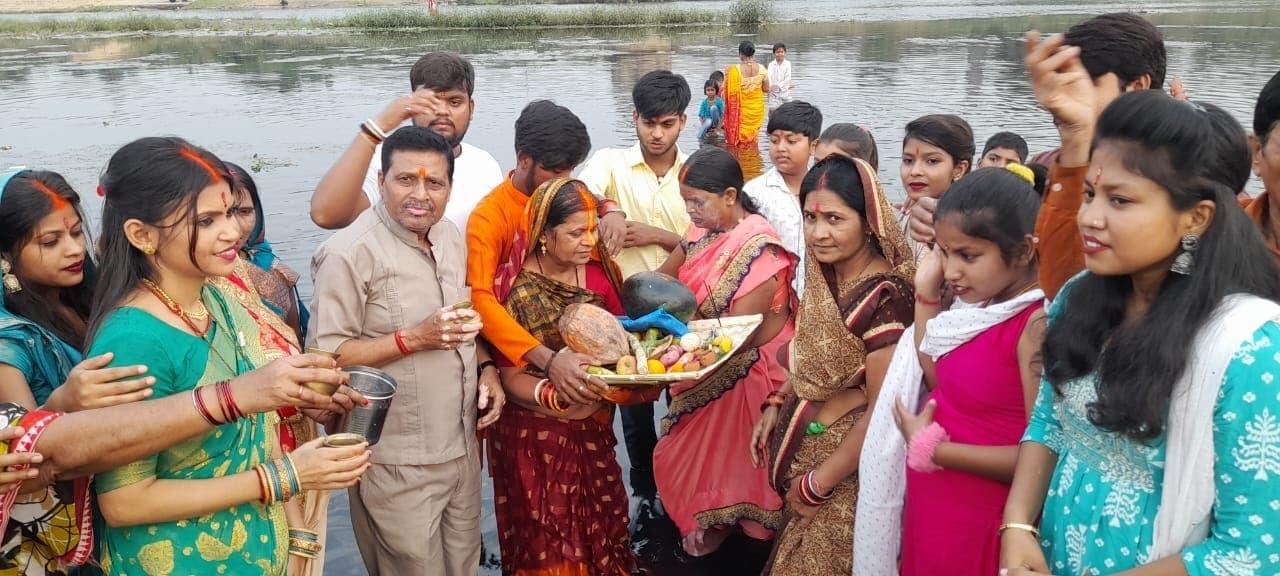 चैती छठ : अस्ताचलगामी सूर्य को दिया गया अर्घ्य